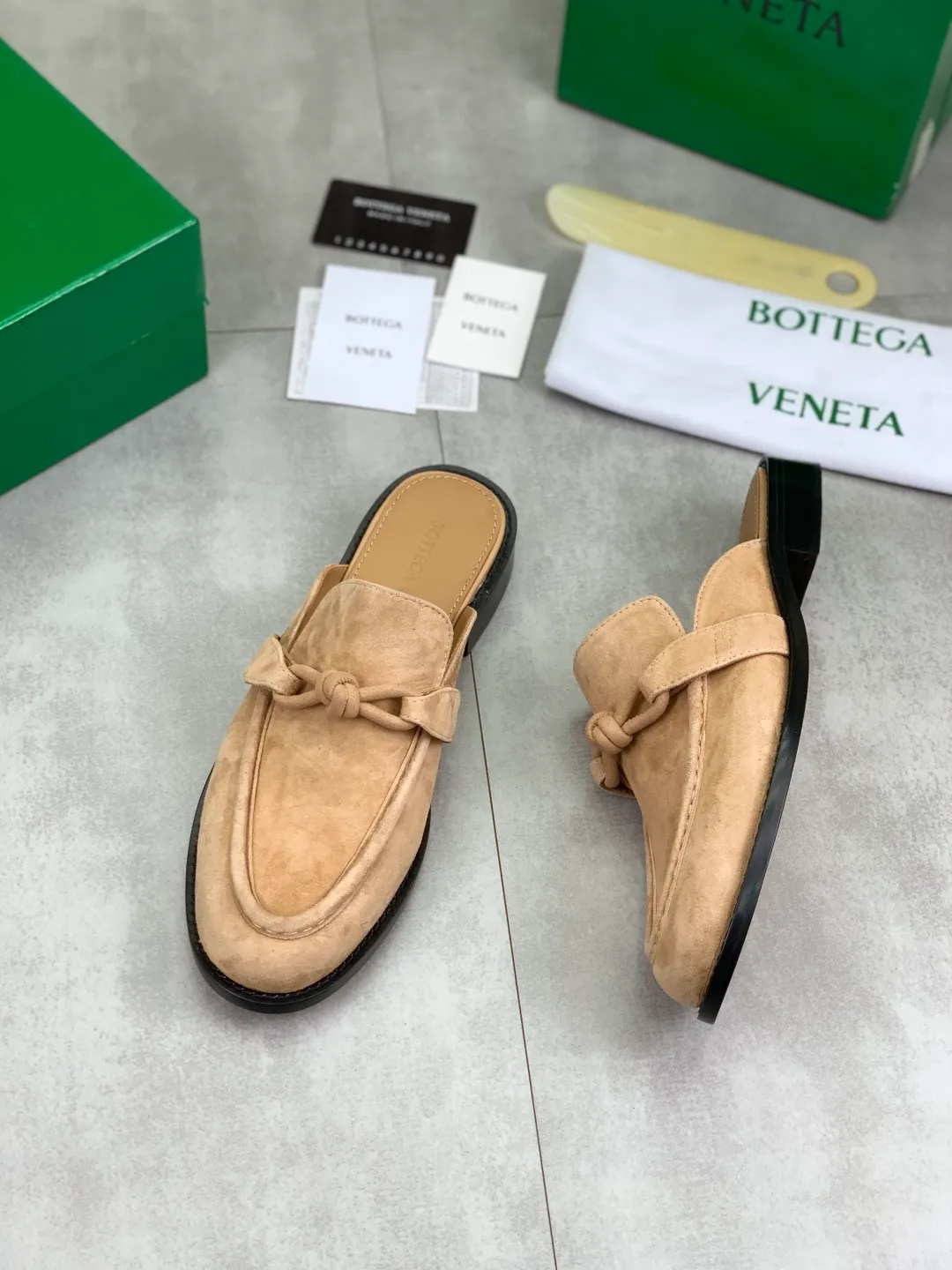 Men's shoes 💰P800 [New model] (genuine leather outsole) water-dyed cow lining 💰High-quality business couple half-slip leather shoes 💎💎💎 BOTTEGA VENETA official website synchronizes the latest top version of BV in the market, accepts material comparison, shoe type comparison, process comparison, practical and textured, versatile and suitable for any occasion, the more you look at it, the more flavorful it becomes. Purely hand-knitted craftsmanship - Upper material, calfskin imported from Italy 🇮🇹 - High-quality water-dyed cowhide lining - Original private model customized leather outsole -Size: Female 35-39 (40 ordered) Male 39-44 (38 45 can be customized) Color: Multiple colors available